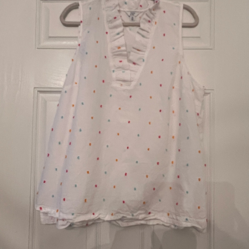 Crown & Ivy White Blouse with V-Neckline and Ruffled Hem